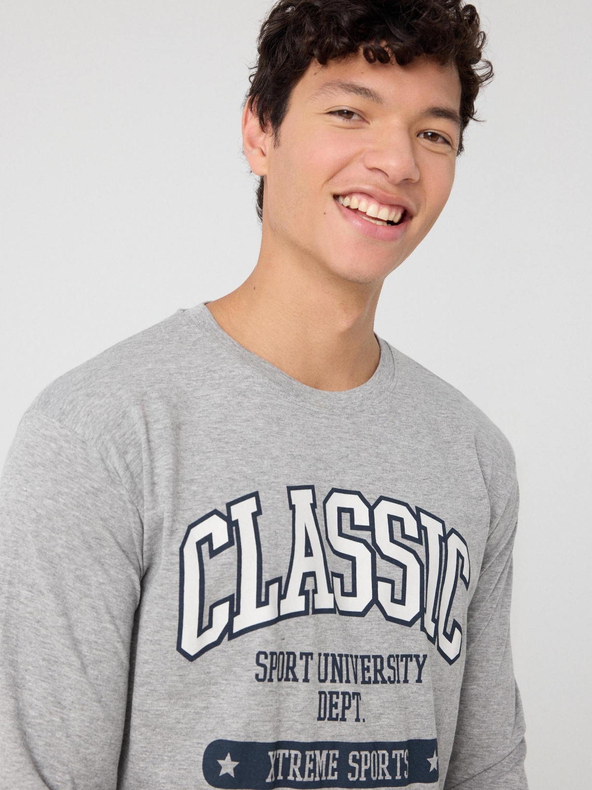 Camiseta estampado University gris vista detalle