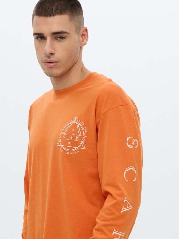 Camiseta tie&dye naranja oscuro primer plano
