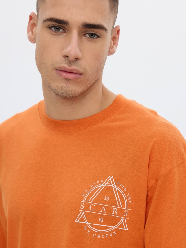 Camiseta tie&dye naranja oscuro vista detalle