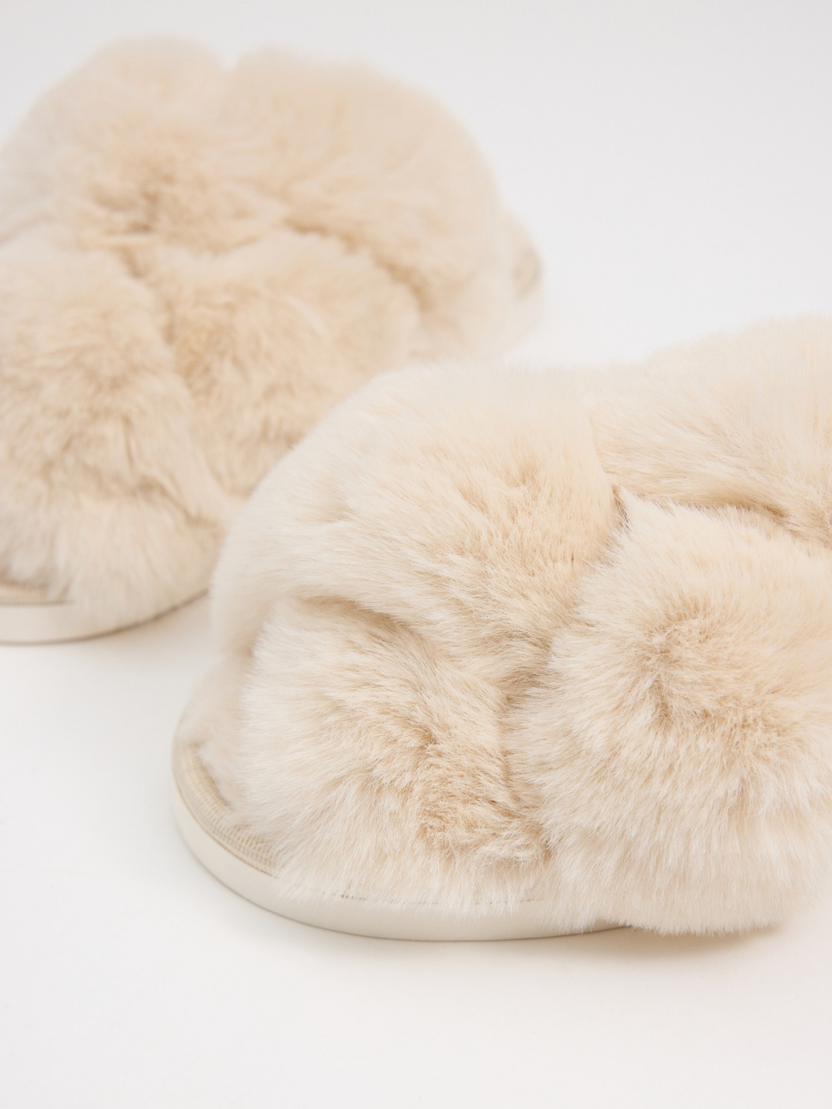 Fur slippers sand detail view