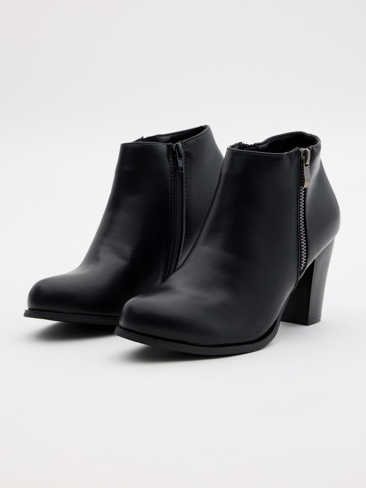 Basic black ankle boot with zipper black 45º front view