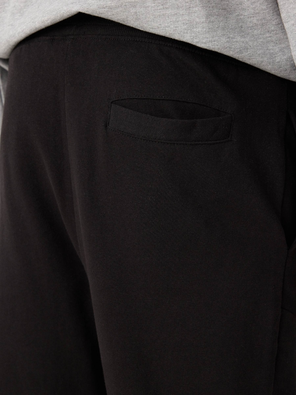 Calças de jogger preto vista detalhe