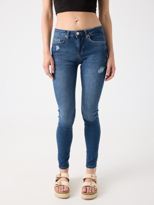Jeans skinny de cintura média rasgada azul vista meia frontal