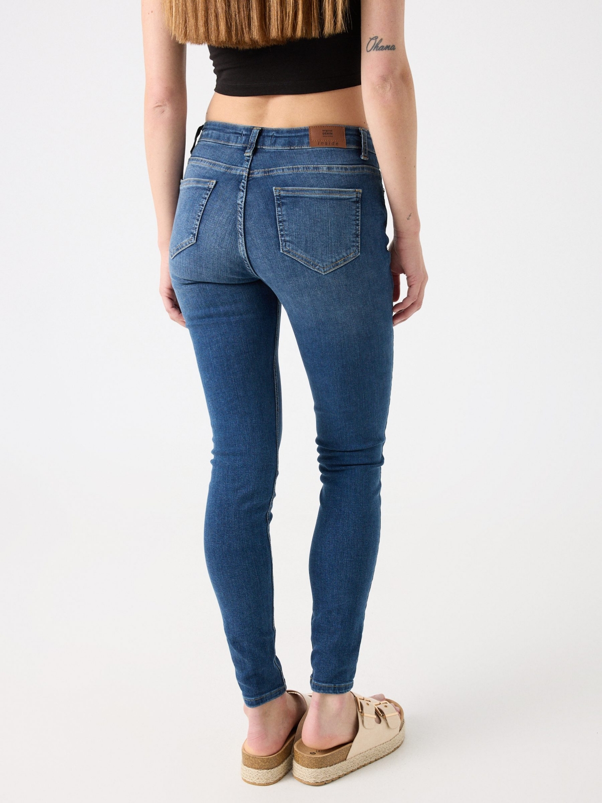 Jeans skinny de cintura média rasgada azul vista meia traseira