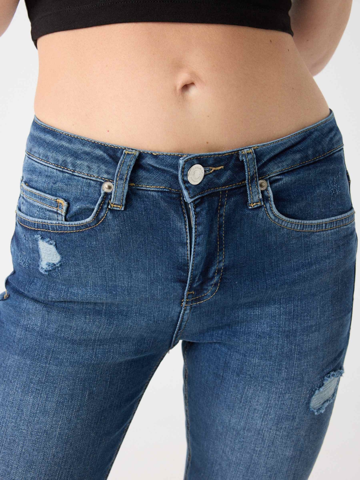 Jeans skinny rotos tiro medio azul vista detalle