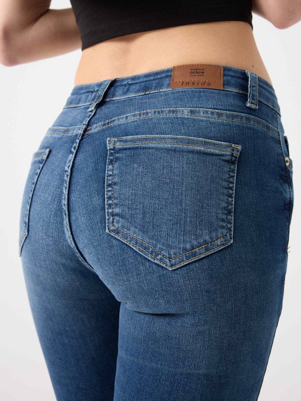 Jeans skinny de cintura média rasgada azul vista detalhe