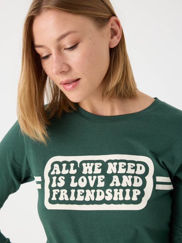 T-shirt manga longa mensagem verde escuro vista detalhe