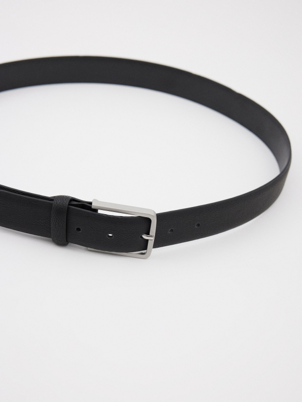 Cinturon negro polipiel vista detalle