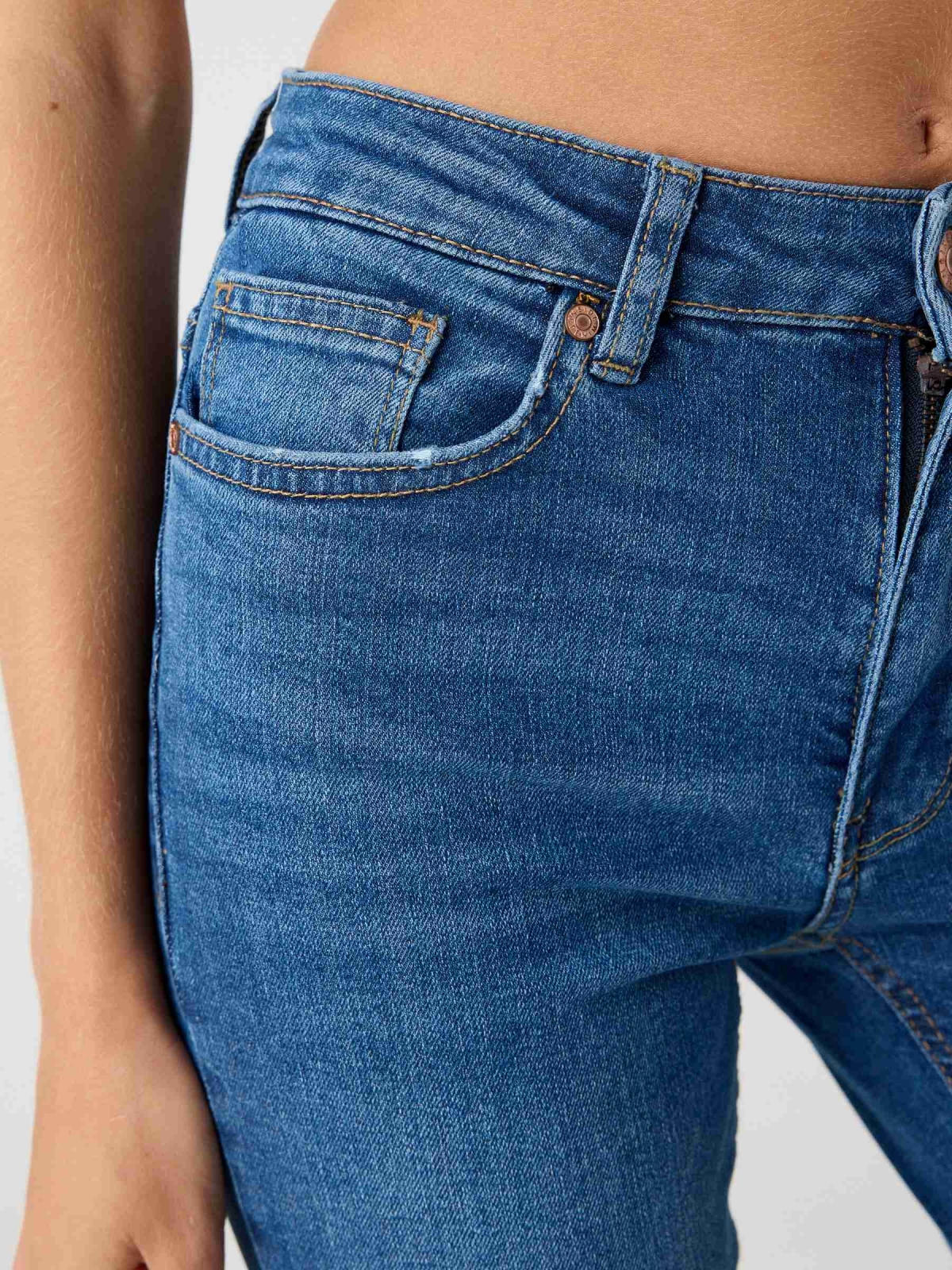 Jeans skinny tiro medio efecto lavado azul ducados vista detalle