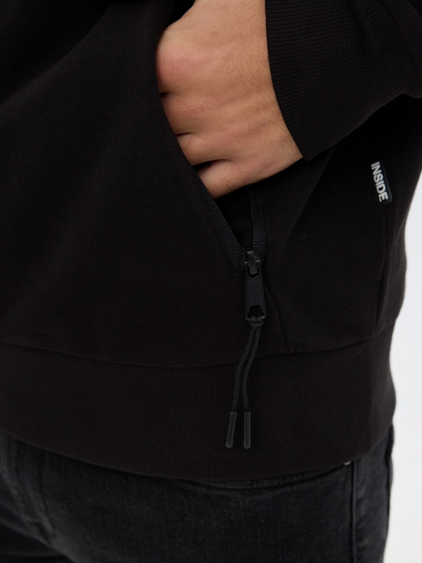 Sweatshirt com fecho de correr com capuz preto vista detalhe