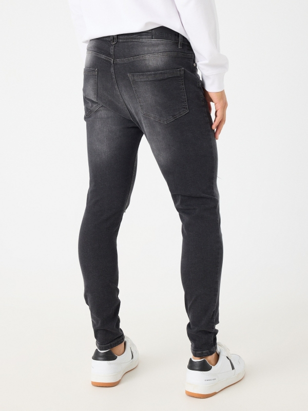 Jeans carrot rasgado preto vista meia traseira