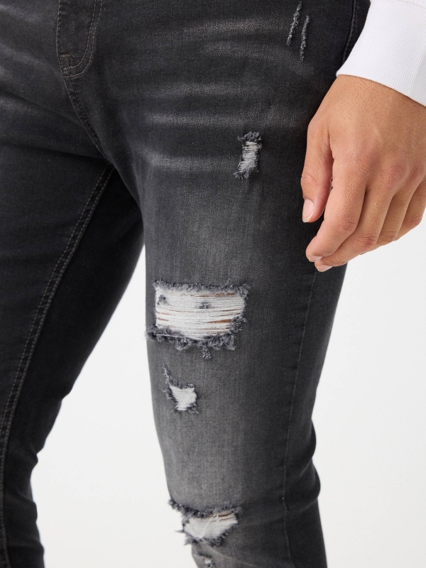 Jeans carrot rotos negro vista detalle