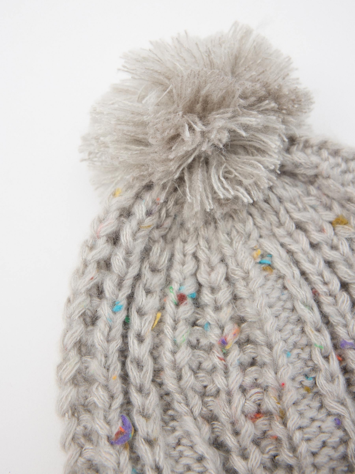 Mottled gray hat with pompom grey middle 45º front view
