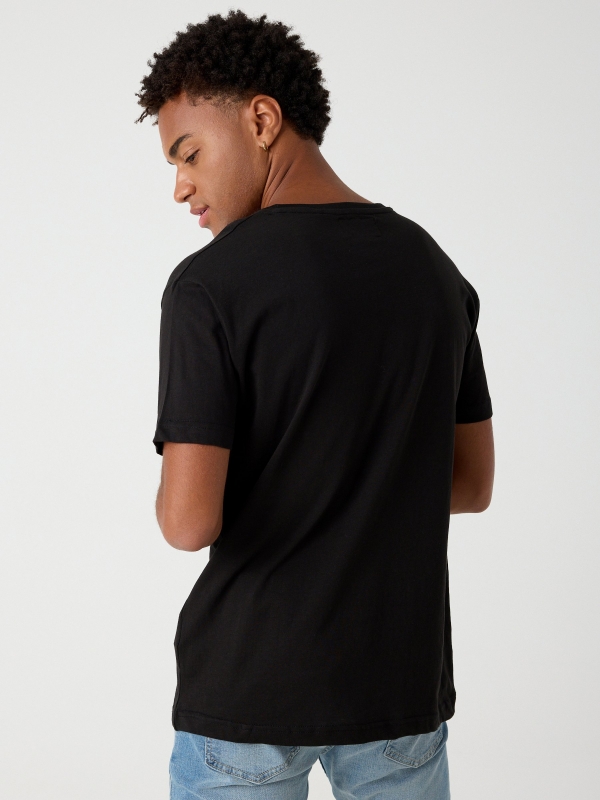 T-shirt manga curta estampada preto vista meia traseira