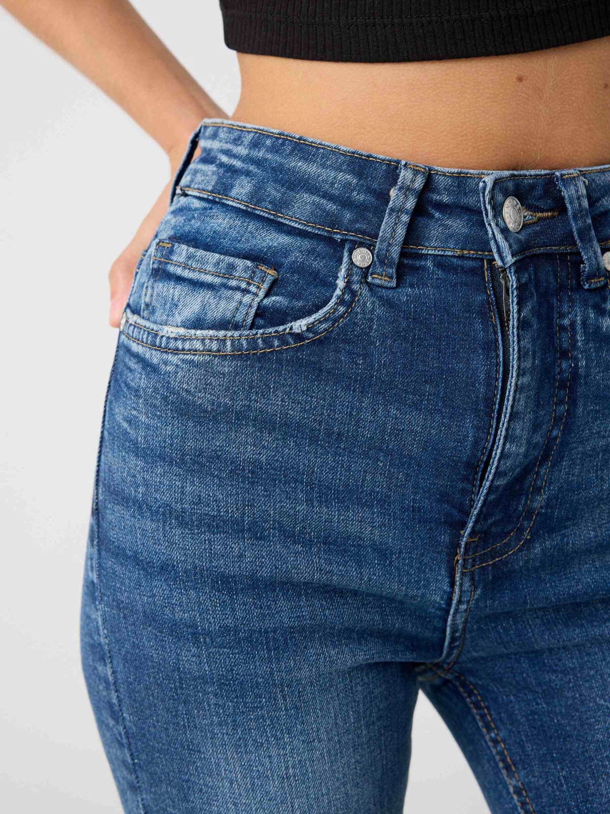 Jeans skinny de cintura alta com cinco bolsos azul aço vista detalhe
