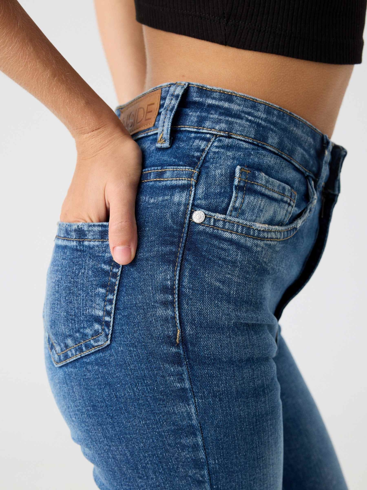 Jeans skinny de cintura alta com cinco bolsos azul aço vista detalhe