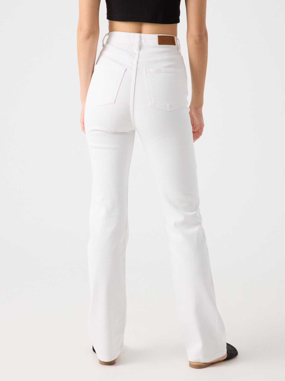 Jeans reta branca cintura alta branco vista meia traseira