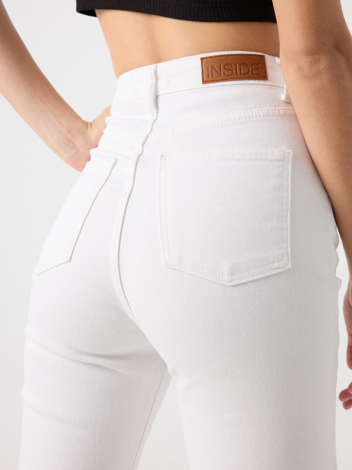 Jeans reta branca cintura alta branco vista detalhe