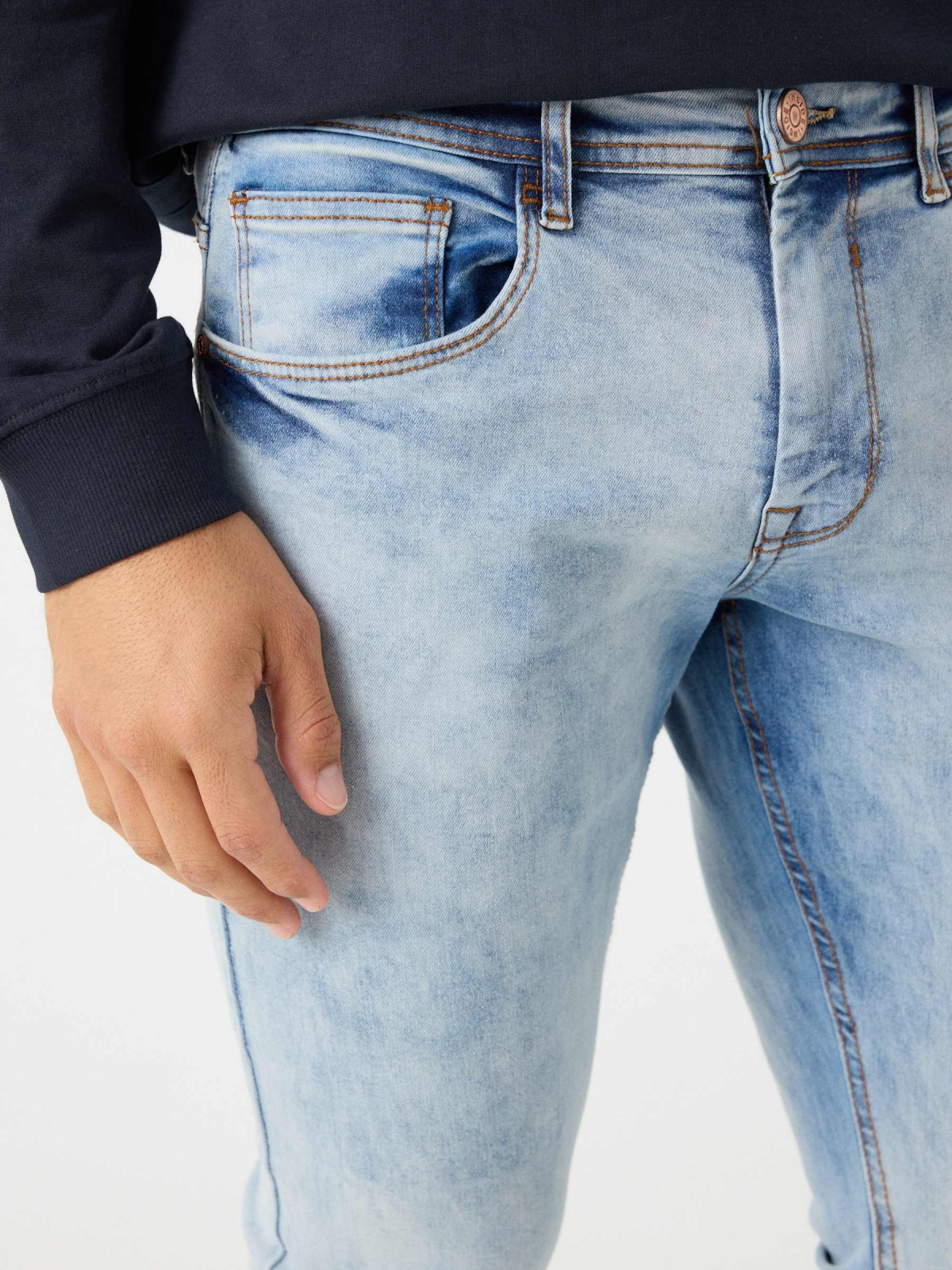 Jeans slim azul claro lavado azul claro vista detalhe