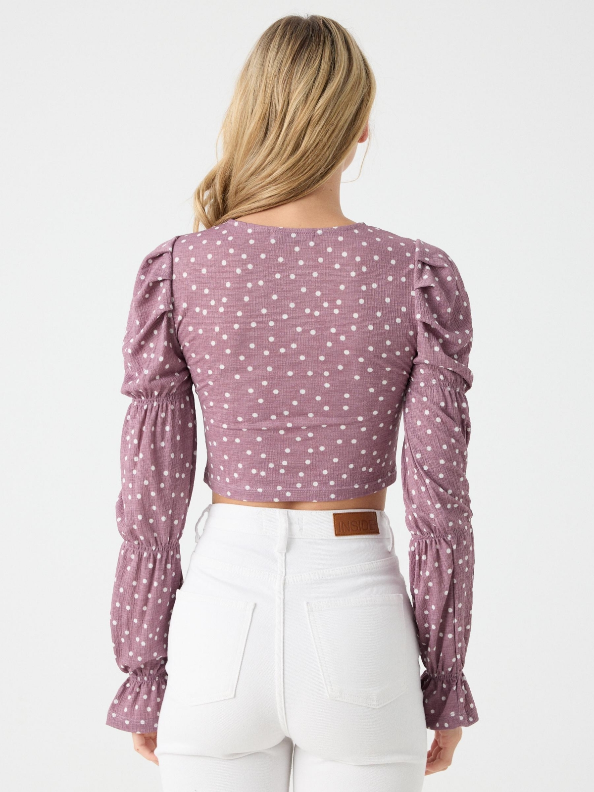 T-shirt estampada com mangas franzidas lilás vista meia traseira