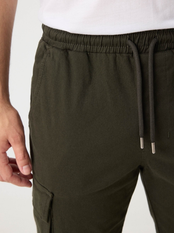 Pantalón jogger cargo ajustable kaki vista detalle