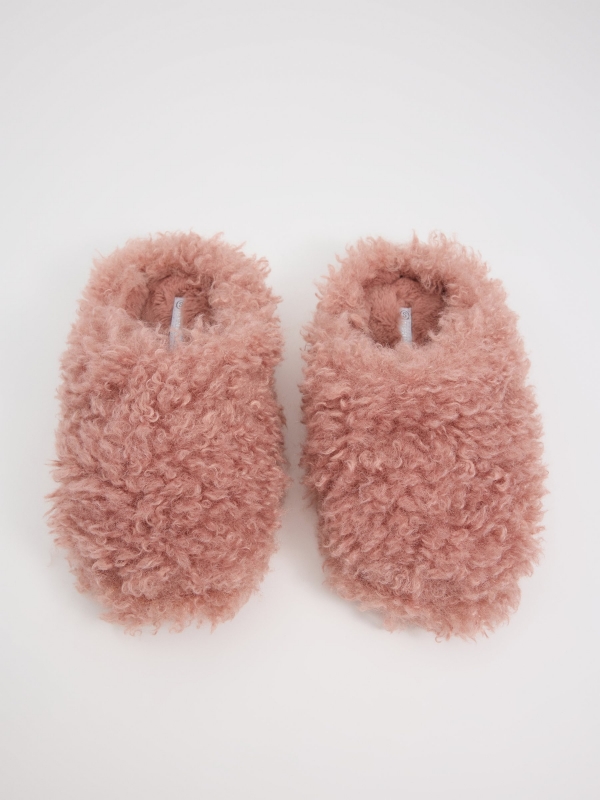 Zapatillas de casa fluffy rosa primer plano