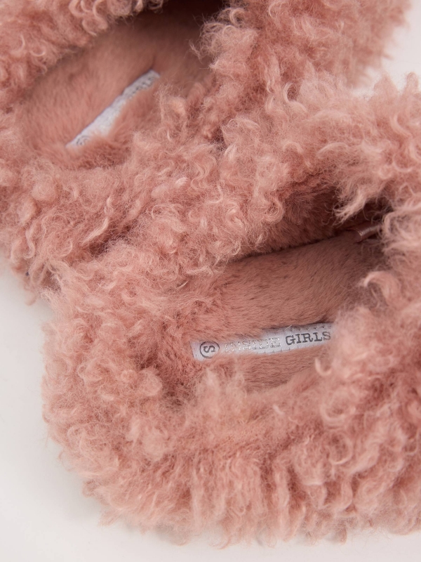 Fluffy home slippers pink detail view