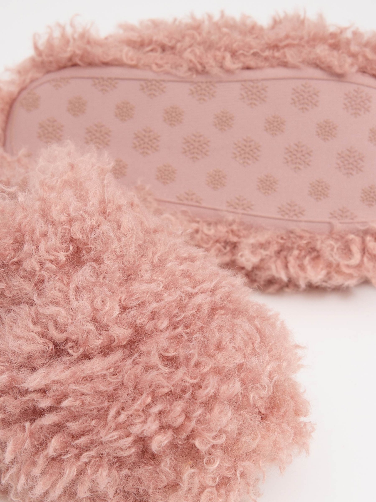Fluffy home slippers pink detail view
