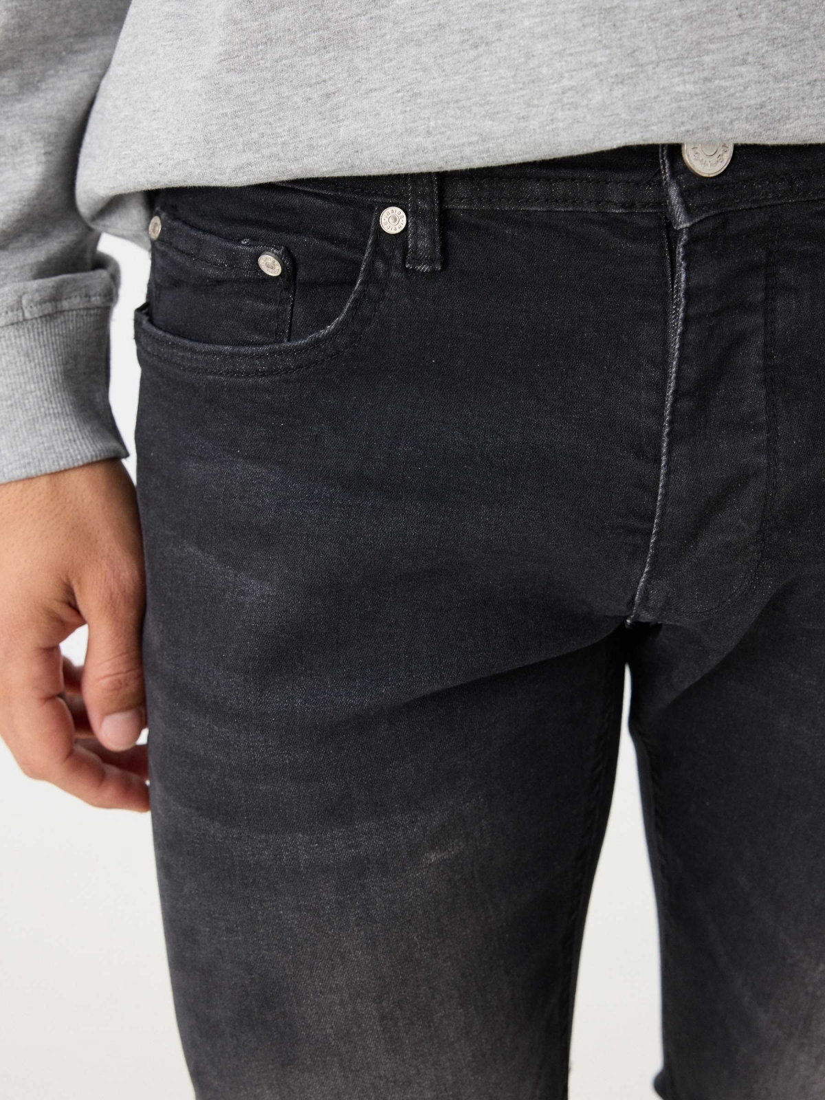 Jeans regular em preto lavado preto vista detalhe