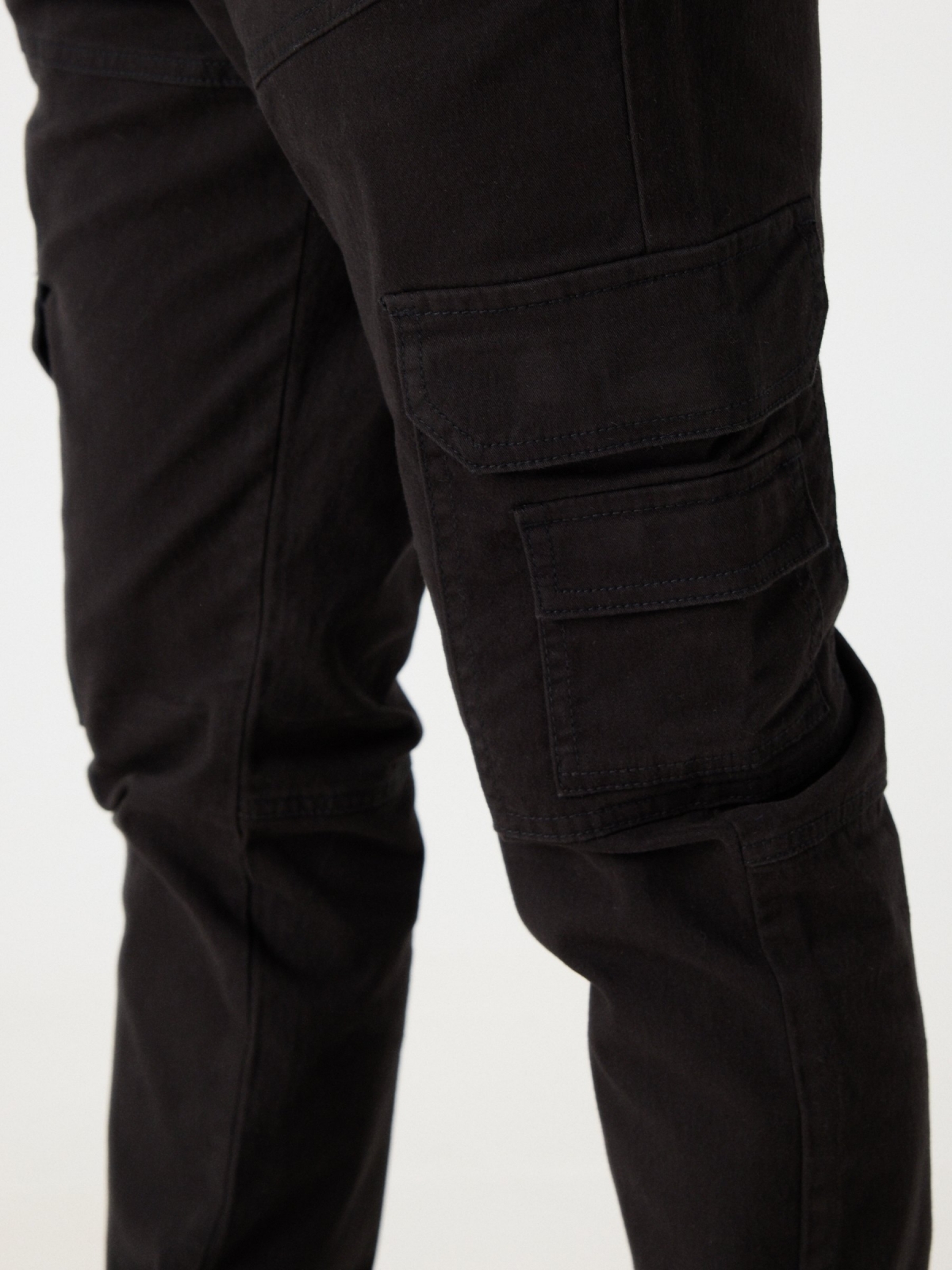Pantalon jogger negro vista detalle