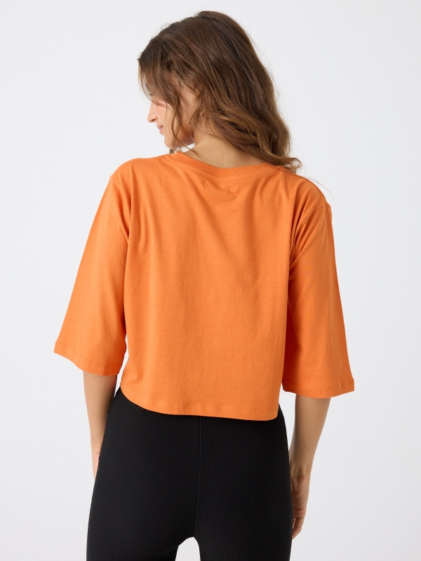 T-shirt com estampado laranja vista meia traseira