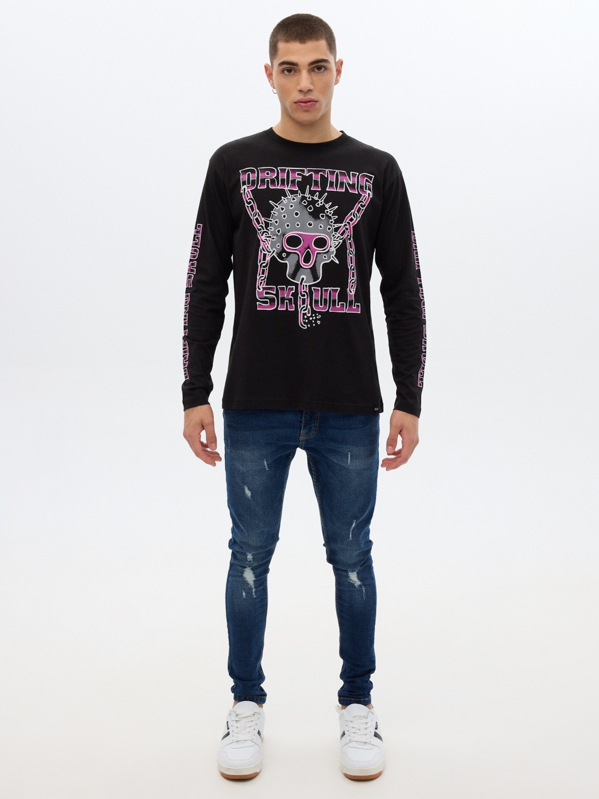 T-shirt estampada em punk skull preto vista geral frontal