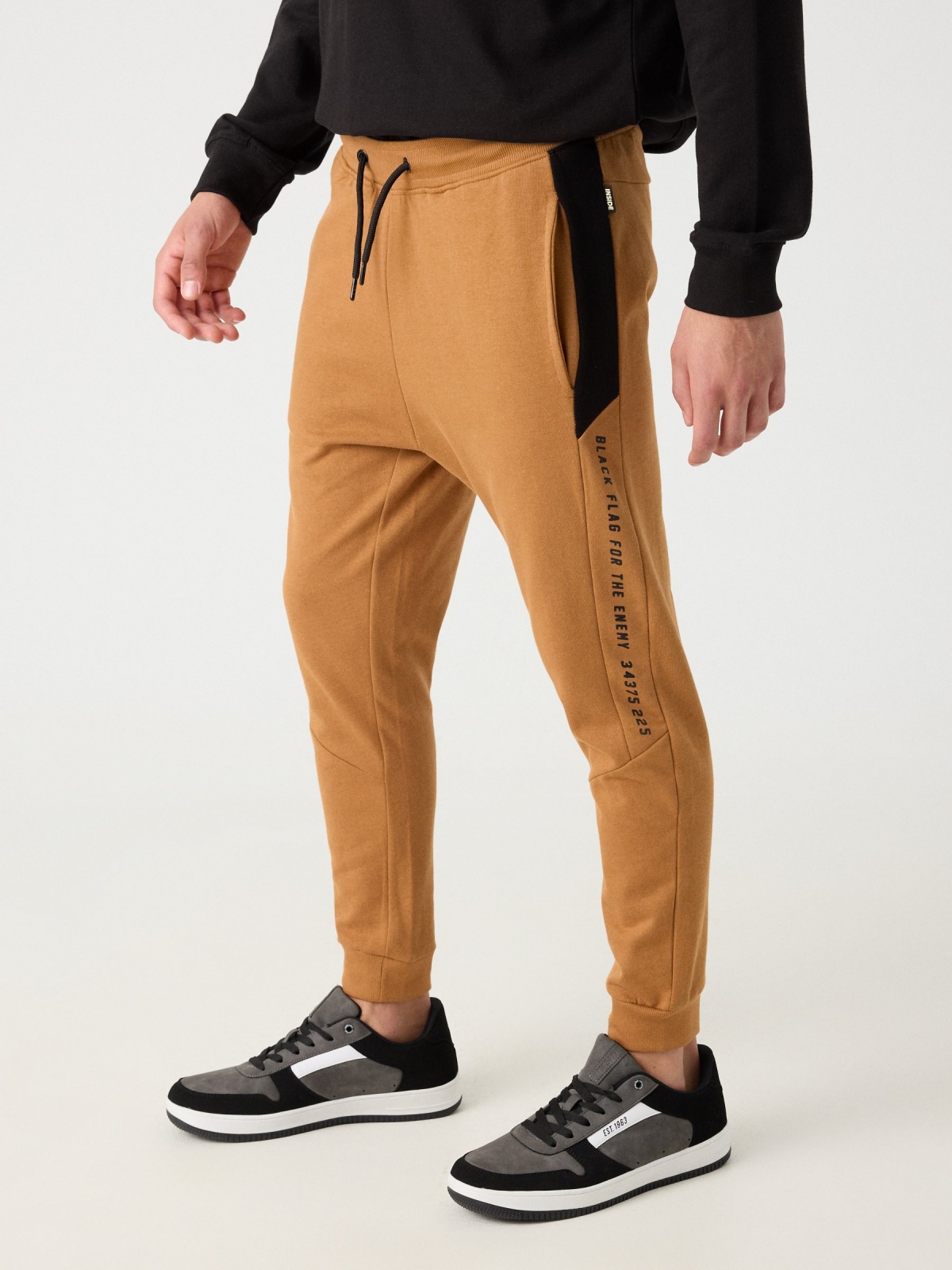 Pantalon jogger marrón claro vista detalle