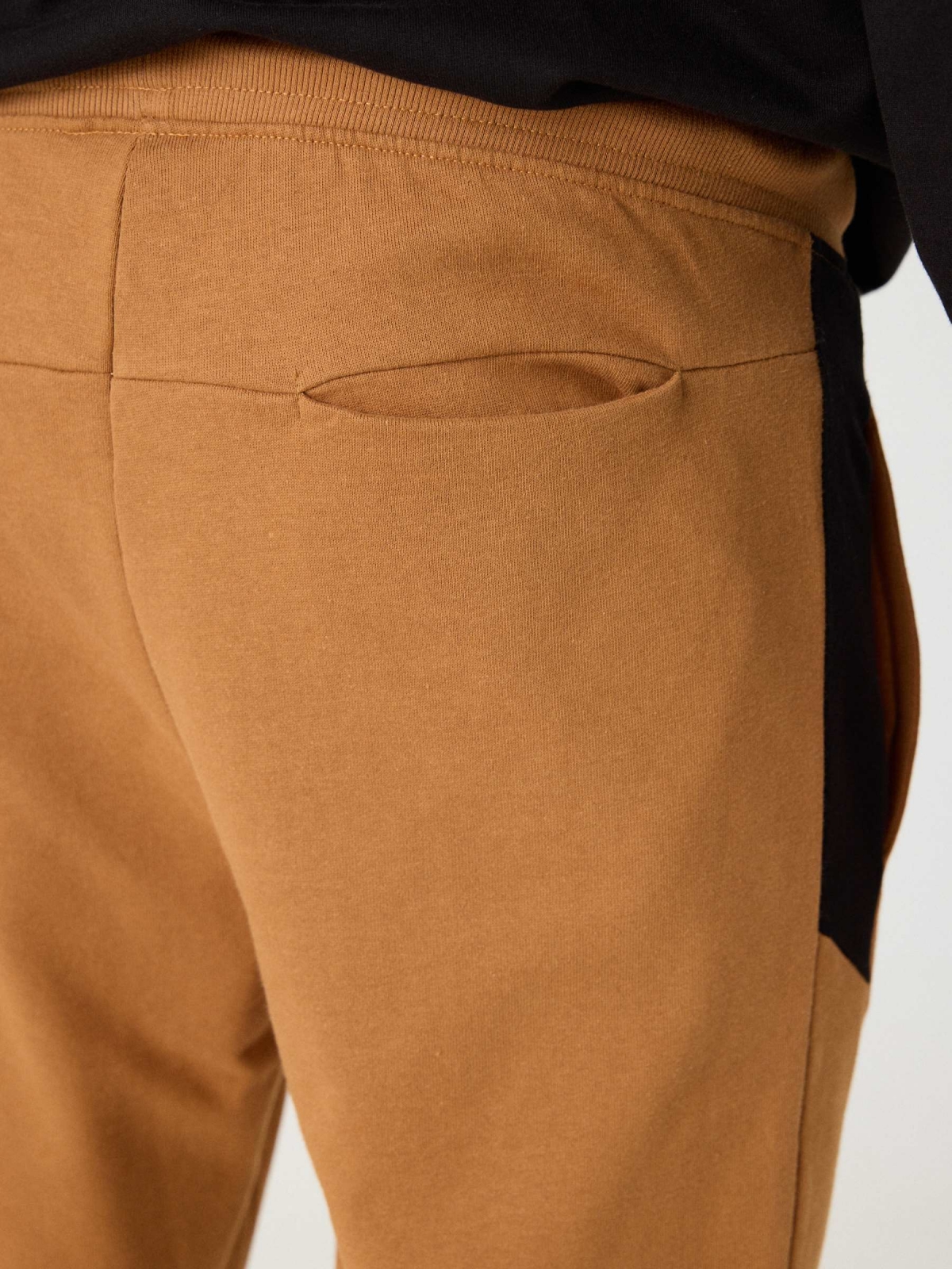Pantalon jogger marrón claro vista detalle