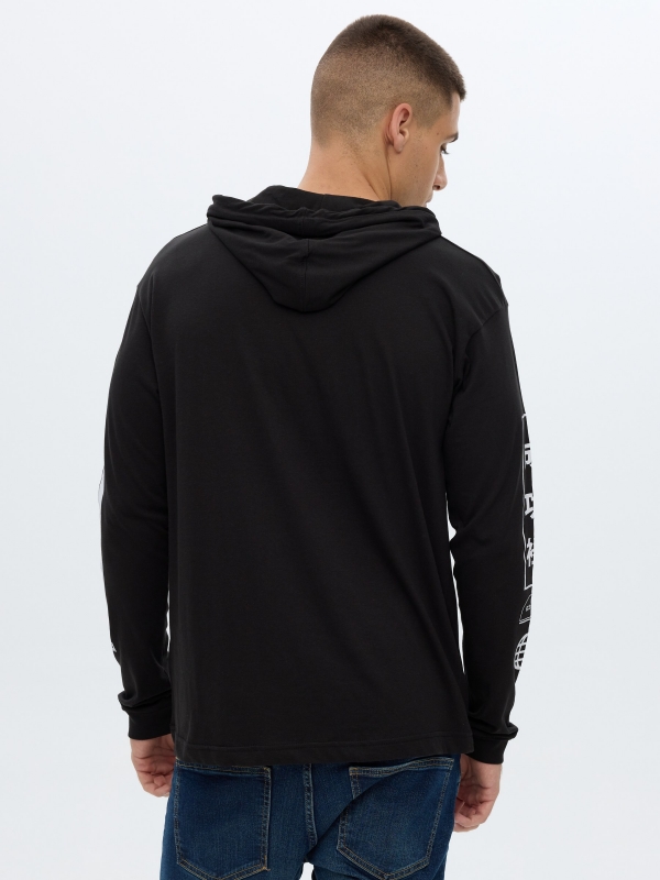 T-shirt com capuz estampado preto vista meia traseira