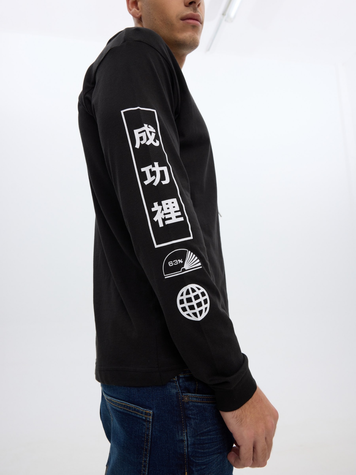 Camiseta capucha estampada negro vista detalle