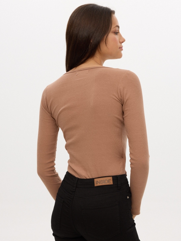 Camiseta escote cruzado marrón claro vista media trasera
