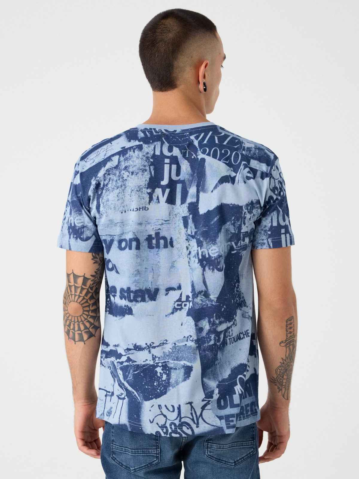 Camiseta collage graffiti azul vista media trasera