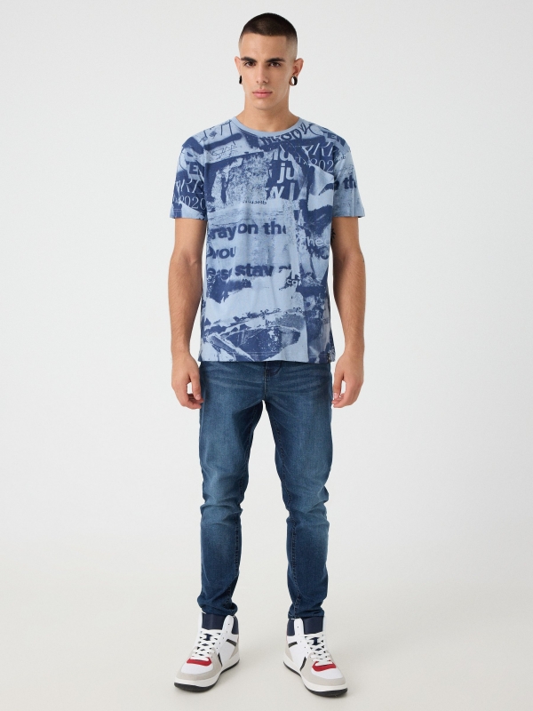 T-shirt com colagem de grafite azul vista geral frontal