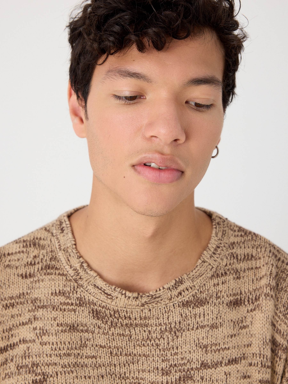 Suéter combinado marmorizado marrom vista detalhe