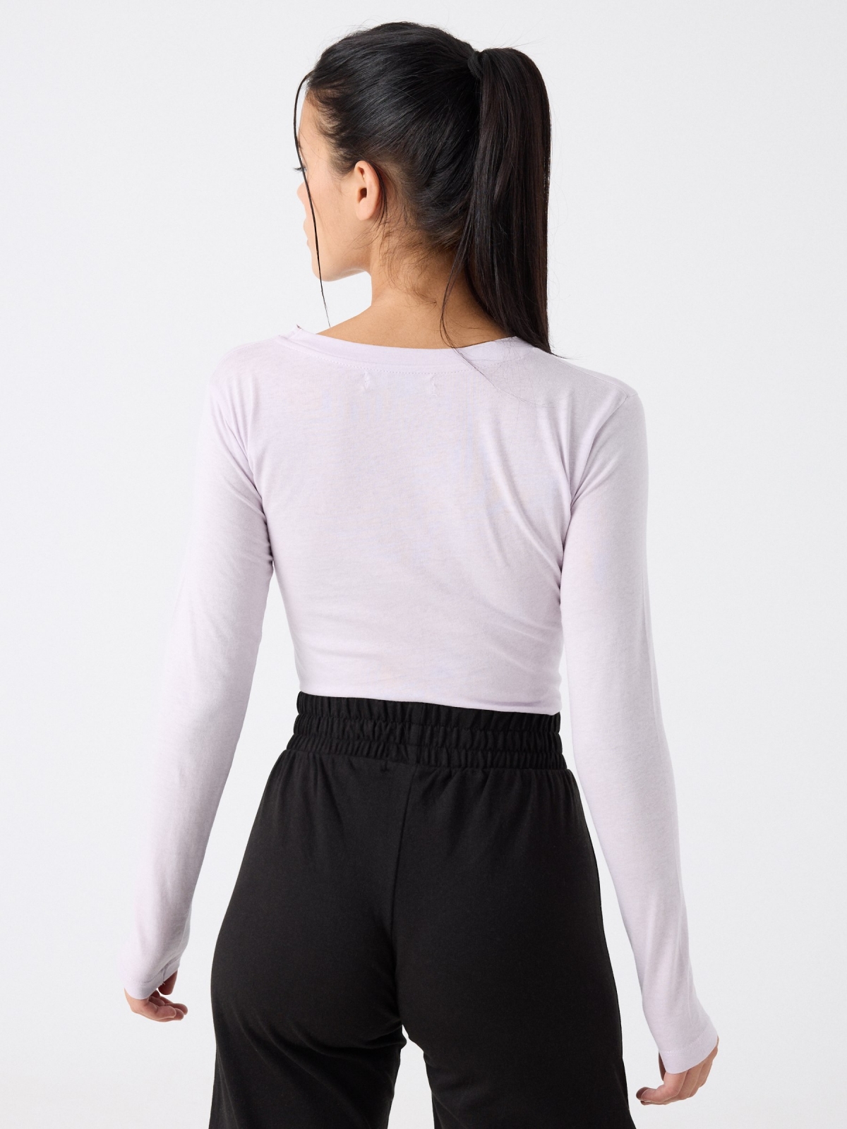 T-shirt preta de numerologia lilás vista meia traseira