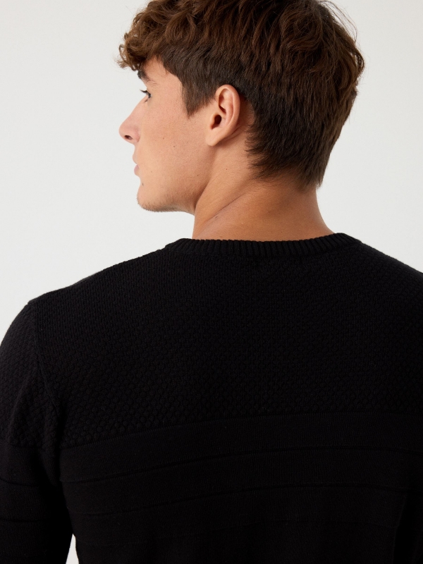 Suéter básico de textura com listras preto vista detalhe