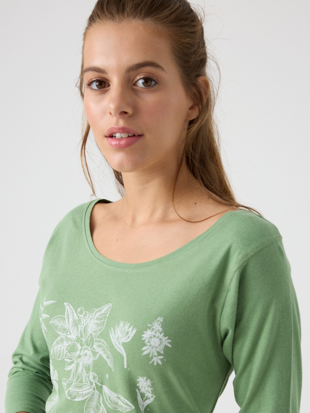 Camiseta manga 3/4 print floral verde vista detalle