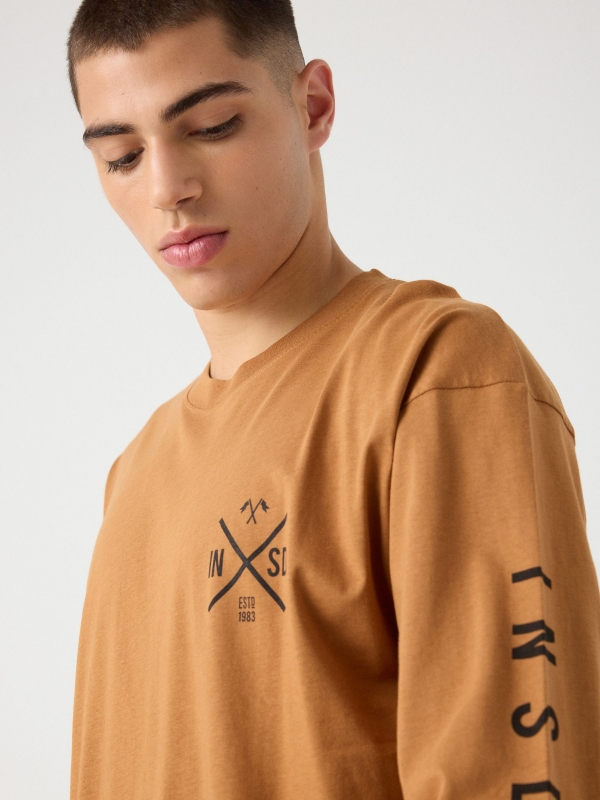 T-shirt estampada com punhos canela vista detalhe