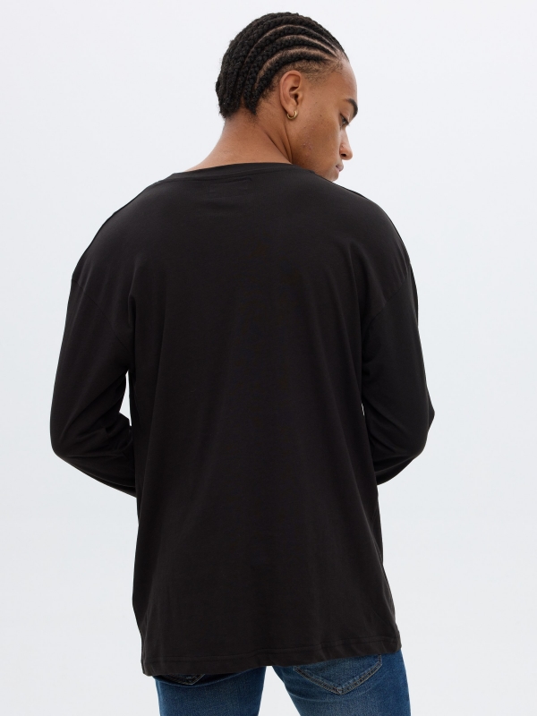 T-shirt de impressão urbana preto vista meia traseira