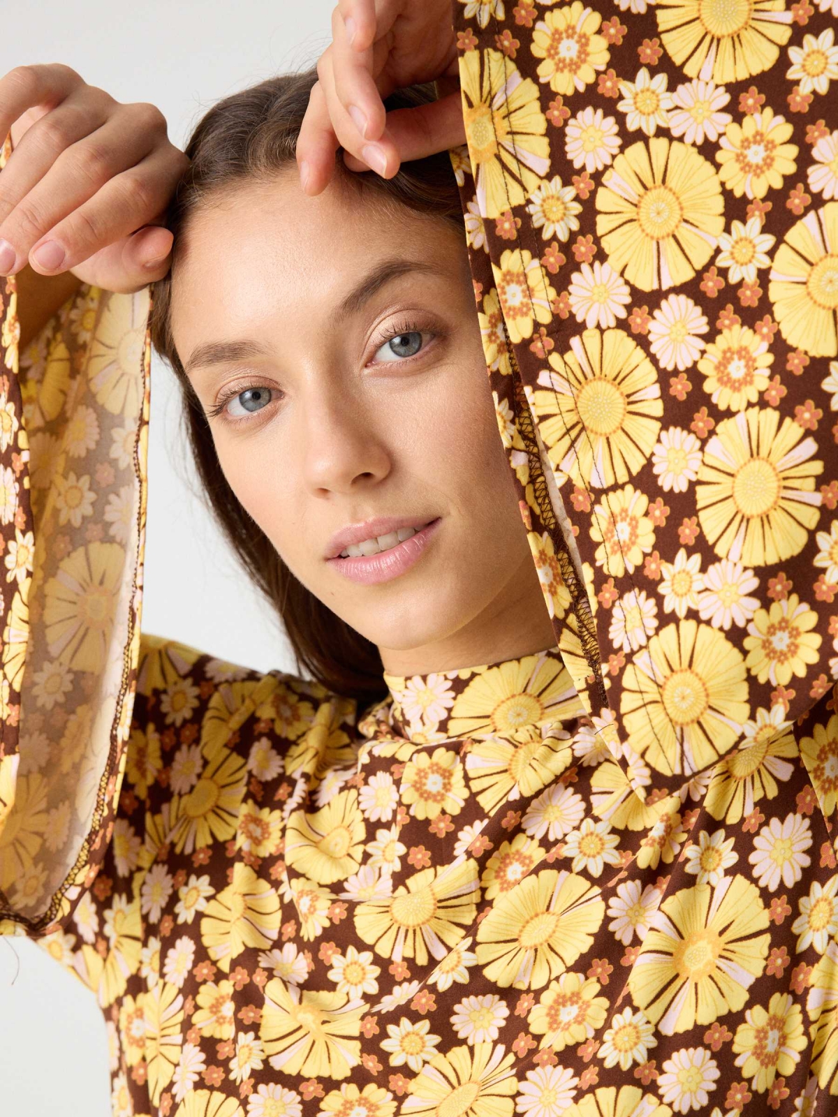 Vestido floral manga flare marrom vista detalhe