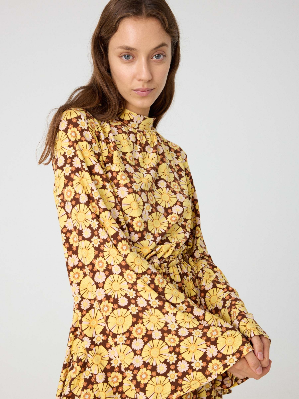 Vestido floral manga flare marrón vista detalle