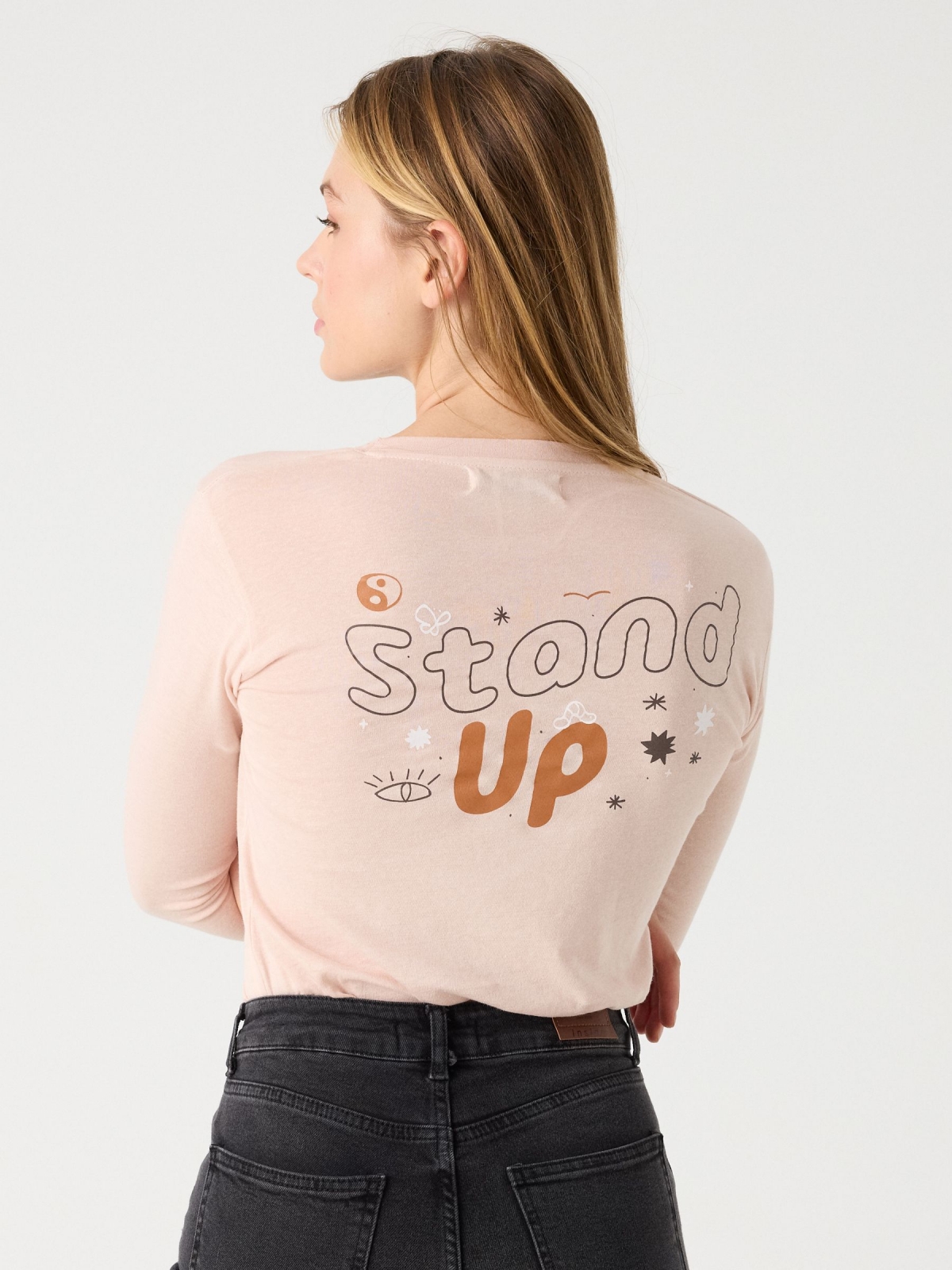 Camiseta con estampado rosa vista media trasera