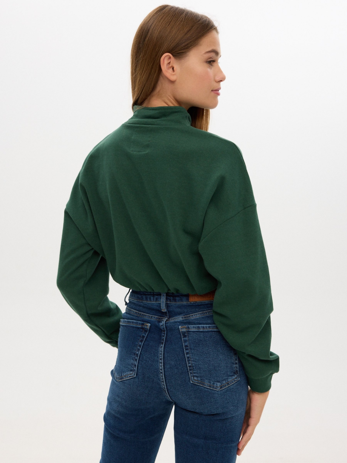 Sweatshirt cropped com fecho de correr verde vista meia traseira