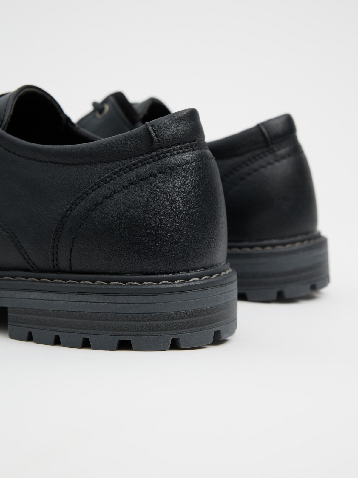 Sapato efeito couro preto preto vista detalhe